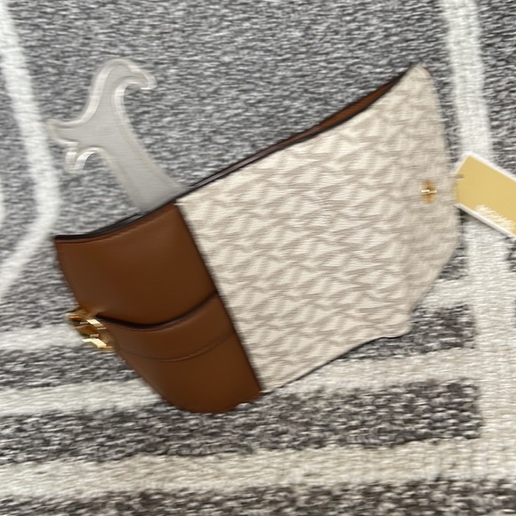 MICHAEL KORS CARMEN MEDIUM LOGO AND FAUX LEATHER WALLET VANILLA - Picture 8 of 16